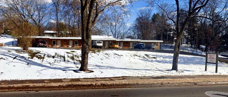 Vans Motel (Eagles Nest Apartments) - Street View